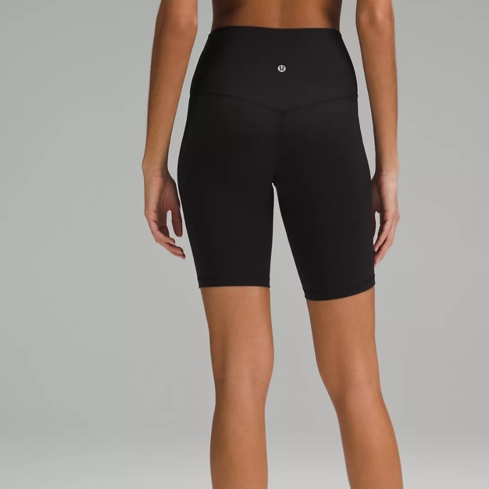 Lululemon Align High-Rise Short 8" Black
Size 2 20